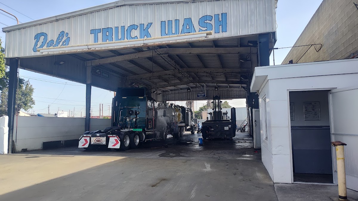 Del's Truck Wash work